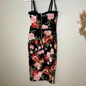 ⬇️ Material Girl Cute & classy dress Black w/ floral pattern! Size Medium